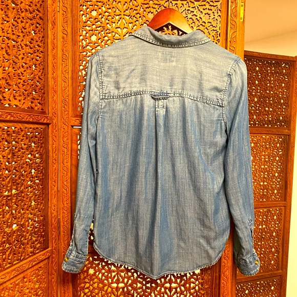 🚺 AEO chambray button down top - Picture 3 of 6